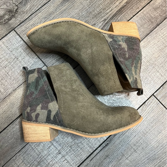 Boutique by Corkys Camo Booties - Picture 2 of 2